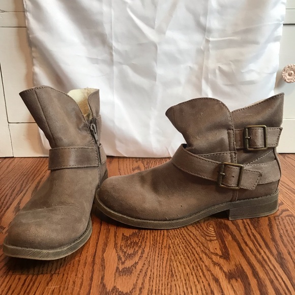 Shoes - Sty slush winter dressy boots